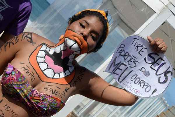 Entre as mensagens da marcha estão o fim do preconceito contra homossexuais e o da violência contra as mulheres, além da legalização do aborto