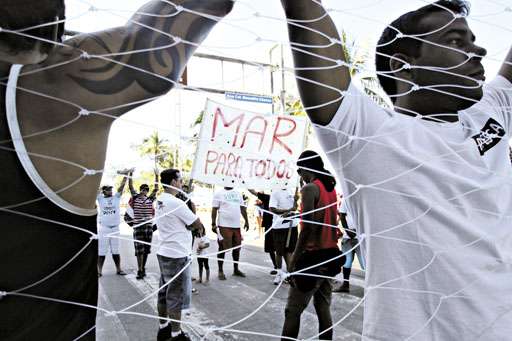 Na Praia de Boa Viagem, pescadores do Recife organizam um protesto para cobrar do governo estadual medidas de prevenção a ataques de tubarão