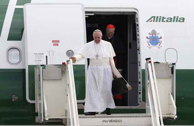 Papa Francisco (E) e o Cardeal Tarcisio Bertone saem de avião depois de voltar de viagem ao Brasil, no aeroporto de Ciampino, ao sul de Roma