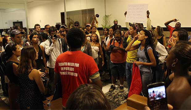 Os manifestantes fazem muito barulho. Eles usam instrumentos de percussão para reforçar o coro e cantam