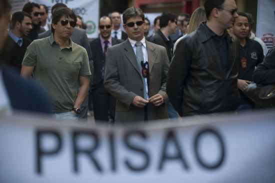 Delegados de polícia fazem protesto pelas ruas do centro da cidade