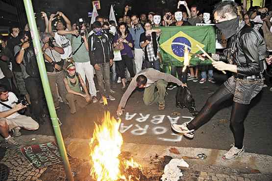 Há mais de um mês, manifestantes marcam ponto no prédio de Cabral