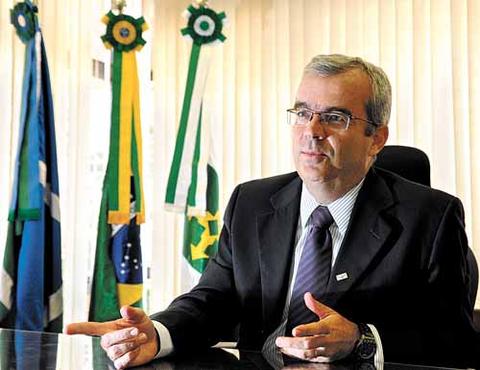 Propostas foram entregues ao reitor da UnB, Ivan Camargo