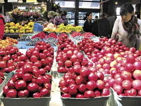 As frutas, os legumes e os vegetais são cuidadosamente selecionados: o Mercado Público da cidade concentra as vendas desses alimentos