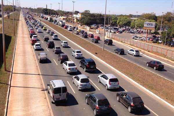 Na Estrada Parque Taguatinga (EPTG), o congestionamento continua e o trânsito está parado