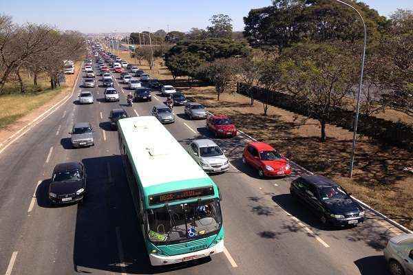 Mais cedo, os manifestantes fecharam duas faixas da Estrada Parque Indústrias Gráficas (Epig), o que complicou o trânsito no local