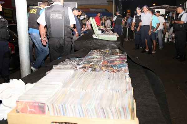 Os vendedores faziam a exposição dos produtos em bancas improvisadas de madeira em frente a duas lojas de eletrodomésticos