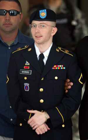 Bradley Manning vazou uma enorme quantidade de comunicações diplomáticas secretas, registros governamentais e registros militares para o site WikiLeaks