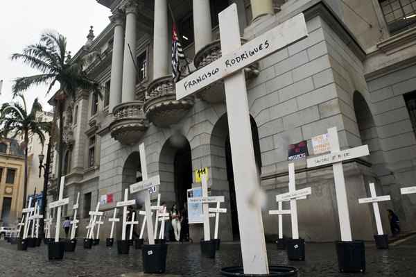 Cruzes foram colocadas em frente à Faculdade de Direito da Universidade de São Paulo (USP), abril deste ano, em homenagem aos mortos presos na Penitenciária massacre do Carandiru