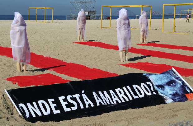 Ativistas da ONG Rio de Paz fazem ato protesto na Praia de Copacabana, no Rio de Janeiro