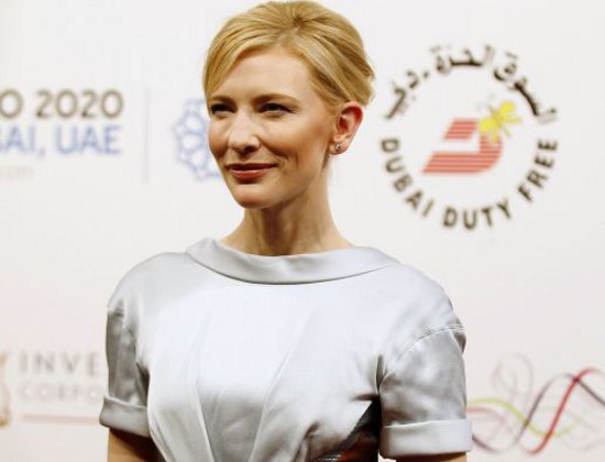 Cate Blanchett interpreta Jasmine, esposa de um rico investidor financeiro