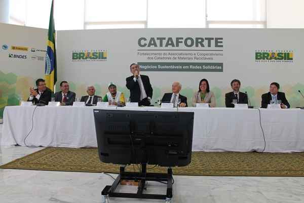 Cooperativas de catadores de materiais recicláveis poderão se organizar em redes e se inscrever no edital do programa Cataforte