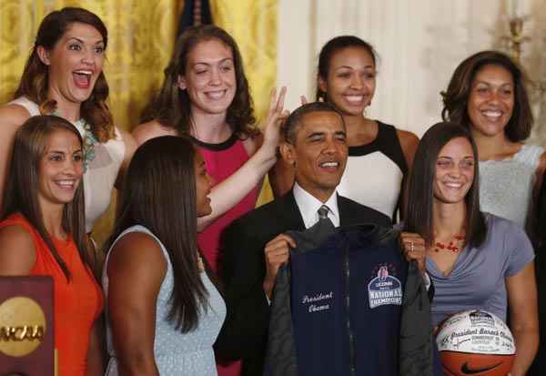 Barack Obama e o time de basquete da Universidade de Connecticut