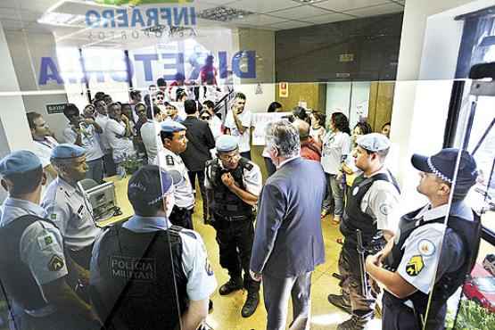 Funcionários da Empresa Brasileira de Infraestrutura Aeroportuária ocuparam parte do terminal de Brasília, sem prejudicar passageiros