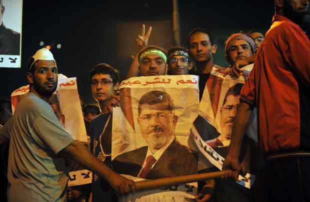 Defensores egípcios do deposto presidente Mohamed Morsy em protesto contra o governo no Cairo