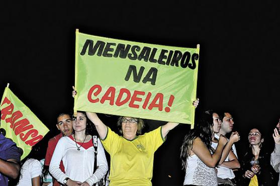 Durante os protestos em junho, manifestantes pediram celeridade na conclusão do processo do mensalão