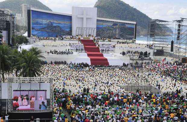 O papa Francisco durante missa na Jornada Mundial da Juventude - JMJ, em palco montado na praia de Copacabana, no Rio de Janeiro