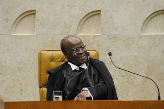 Joaquim Barbosa está se recuperando de procedimento na coluna e deve retornar dia 5