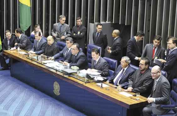 Congresso promulga a emenda constitucional que determina a criação de quatro TRFs: iniciativa travada por liminar do presidente do Supremo