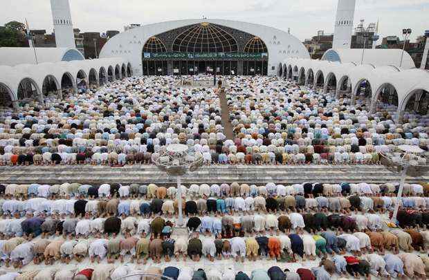 Muçulmanos fazem oração de sexta-feira durante o mês sagrado do Ramadã em mesquita do Paquistão