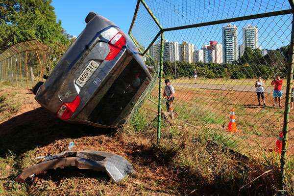 Motorista subiu o meio-fio e só parou na cerca de proteção do parque