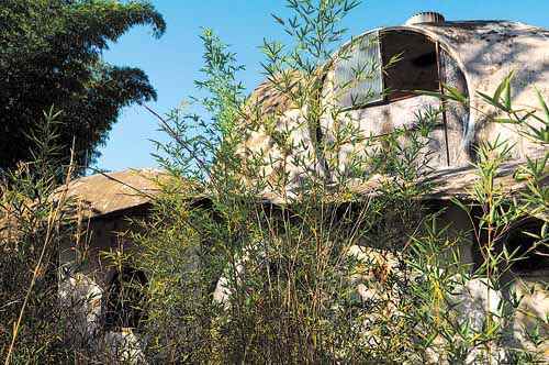 Residência construída seguindo o conceito ecologicamente correto é uma das que teve de ser desocupada