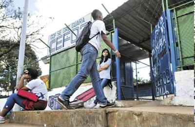 Estudantes chegam a escola pública do Guará: mudança no calendário não comprometerá o programa das disciplinas segundo a Secretaria de Educação