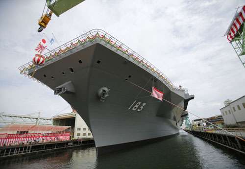 Izumo: porta-helicópteros é visto antes de cerimônia de lançamento, em Yokohama