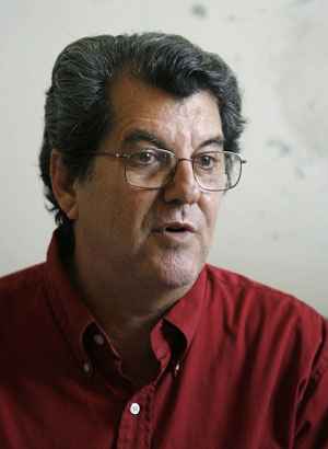 Novembro de 2007: Oswaldo Payá, líder do Movimento Cristão de Libertação (MCL), dá uma coletiva de imprensa em em Havana controle e atingiu uma árvore