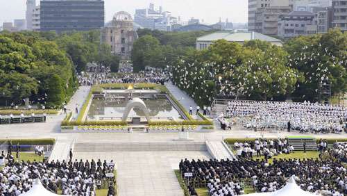 Pombas voam sobre o Peace Memorial Park, com vista para a cúpula da bomba atômica em uma cerimônia em Hiroshima