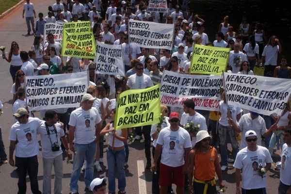 Amigos e familiares de Neneco realizaram uma manifestação pela paz no mesmo ano do crime