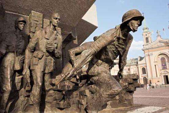 A estátua em homenagem ao movimento de insurreição em Varsóvia: o Exército do país e o povo lutavam contra a ocupação pela Rússia