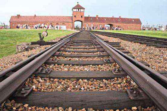 Os prisioneiros eram levados para Birkenau em um trem: o local conservou parte da estrada de ferro e um vagão utilizado no transporte para esse campo de concentração da Polônia