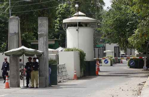 Seguranças ficam de guarda na entrada de uma estrada que leva para o consulado dos Estados Unidos, em Lahore