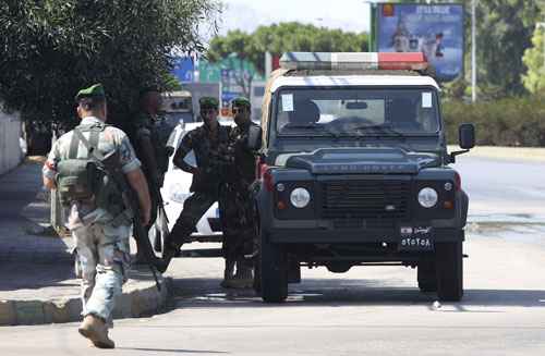 Após sequestro de pilotos, soldados do exército libanês patrulham a estrada que leva ao aeroporto internacional de Beirute