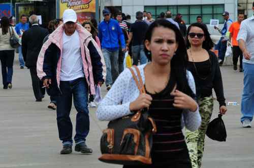 Pedestres caminham pela plataforma superior da Rodoviária de Brasília