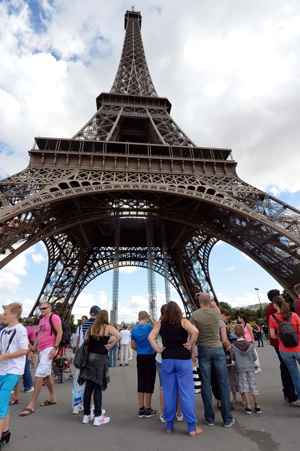 Pessoas fazem fila para visitar a Torre Eiffel, após o monumento reabrir as portas por causa de falso alerta de bomba