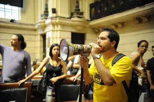 Os manifestantes ocupam, desde a manhã desta sexta-feira (9/8), o plenário da Câmara de Vereadores do Rio