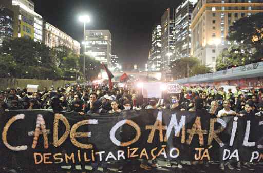 Protesto feito no início do mês, no Rio, cobra explicações sobre o desaparecimento do ajudante de pedreiro