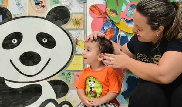 Em vez de uma escola de dois turnos, a advogada Sarah Fialho preferiu matricular o filho Lucas, 2 anos, numa academia para crianças. Além das atividades focadas, o preço é competitivo