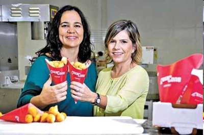 Maria Helena Erval (E) e Márcia Machado: empreendedoras de Taguatinga vendem coxinhas em cones