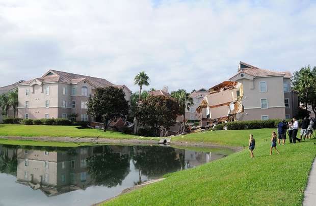 Um prédio desabou parcialmente após um buraco se formar no chão. O fato ocorreu perto da Disney World em Clermont, na Flórida. O buraco, que tem entre 10 e 20 metros, teria começando final de 11 de agosto até o início 12 de agosto. Dezenas de pessoas foram retiradas do local. Não houve feridos ou mortes relatadas.