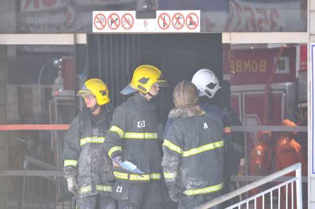 Trabalho do Grupamento do Corpo de Bombeiros no combate ao incêndio no Shopping Top Mall, na Avenida Comercial Norte, em Taguatinga