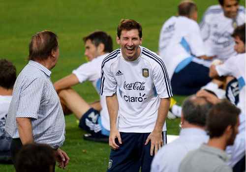 Messi sorri durante treino no Estádio Olímpico de Roma, antes de amistoso contra a Itália