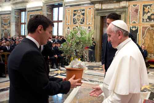 Fim de encontro: ao terminar a conferência com as seleções de futebol, o atacante argentino Lionel Messi presenteou o papa Francisco com uma Oliveira