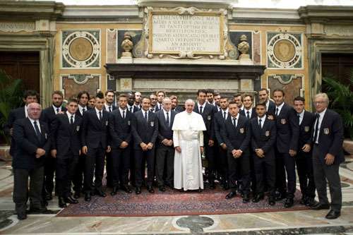 Papa posa para uma foto com o time de futebol da Itália durante uma audiência privada no Vaticano