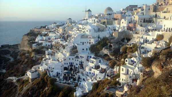 Ilha de Santorini passa por apagão depois de incêncio nesta terça