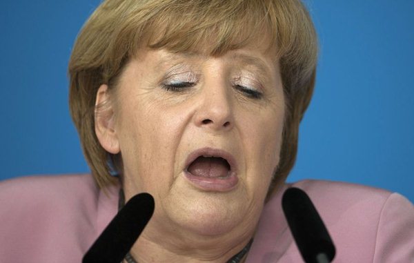 Merkel, que tem doutorado em física, afirmou estar entusiasmada por compartilhar suas recordações com os adolescentes, que não pararam de pedir para tirar fotos com ela