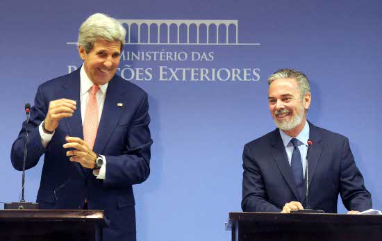 Secretário de Estado norte-americano, John Kerry (esquerda) com ministro das Relações Exteriores, Antonio Patriota (direita) em coletiva de imprensa