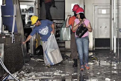 Acompanhados de militares, lojistas, como Rosânia Alves, recolheram alguns pertences no Top Mall